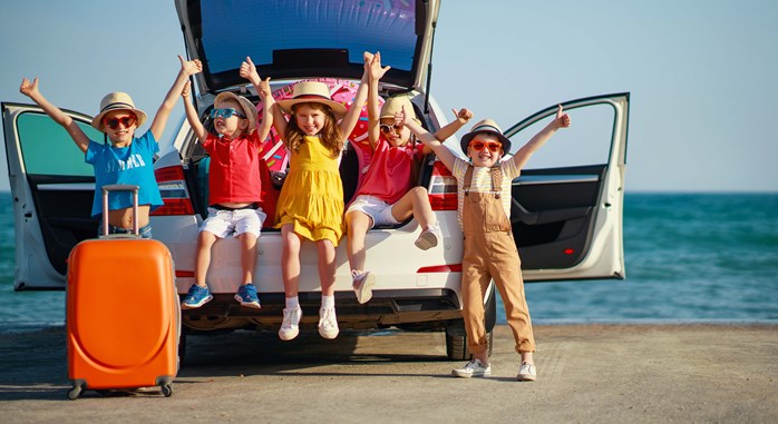 Kinderen op vakantie bij auto