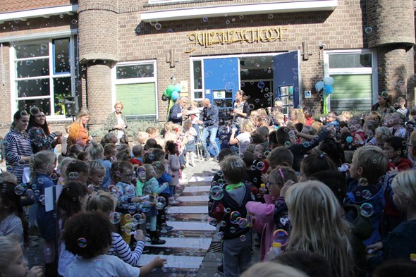 Juliana-bellenblaasfeest na onthulling label SCHOOL op SEEF