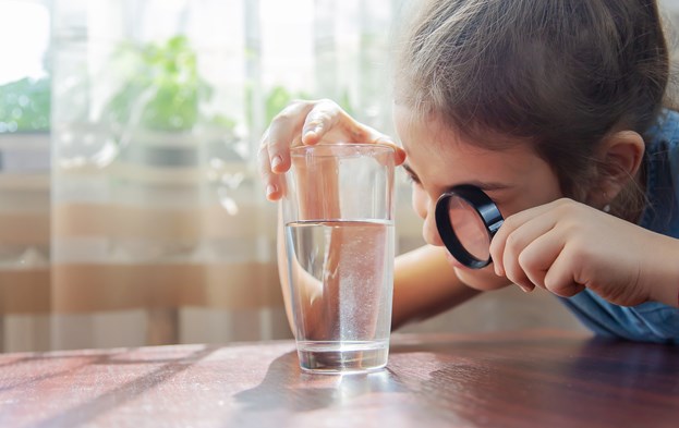 De Bron - foto water en vergrootglas